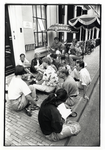 401653 Afbeelding van een groep aankomend studenten die een kamer zoeken op de stoep voor het kantoor van de Stichting ...